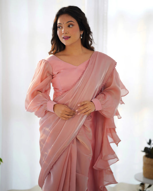 Tragefertiger, pfirsichfarbener Organza-Sari mit elegantem Spitzenrand