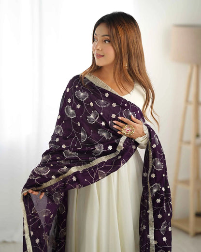 Robe Gown en Soie Vichitra Violet raisin et Blanc Cassé avec Dupatta à Broderie chargée