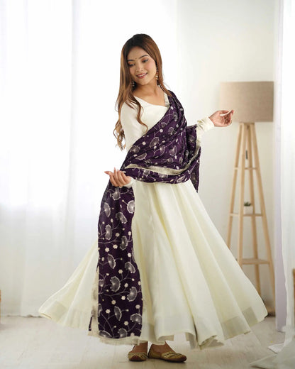 Robe Gown en Soie Vichitra Violet raisin et Blanc Cassé avec Dupatta à Broderie chargée