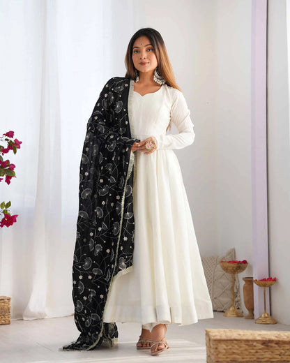 Robe longue noire et blanche en soie Vichitra avec dupatta à broderie chargée