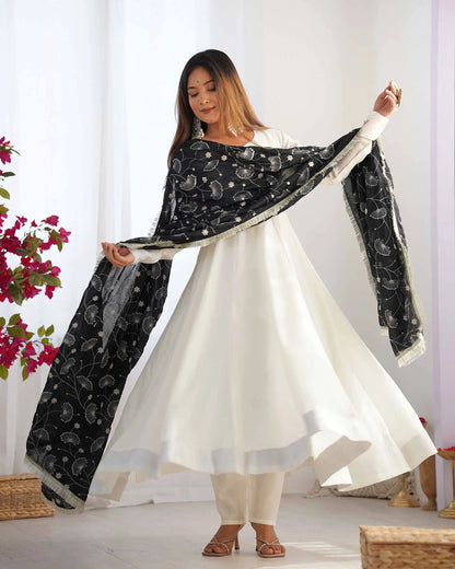 Robe longue noire et blanche en soie Vichitra avec dupatta à broderie chargée