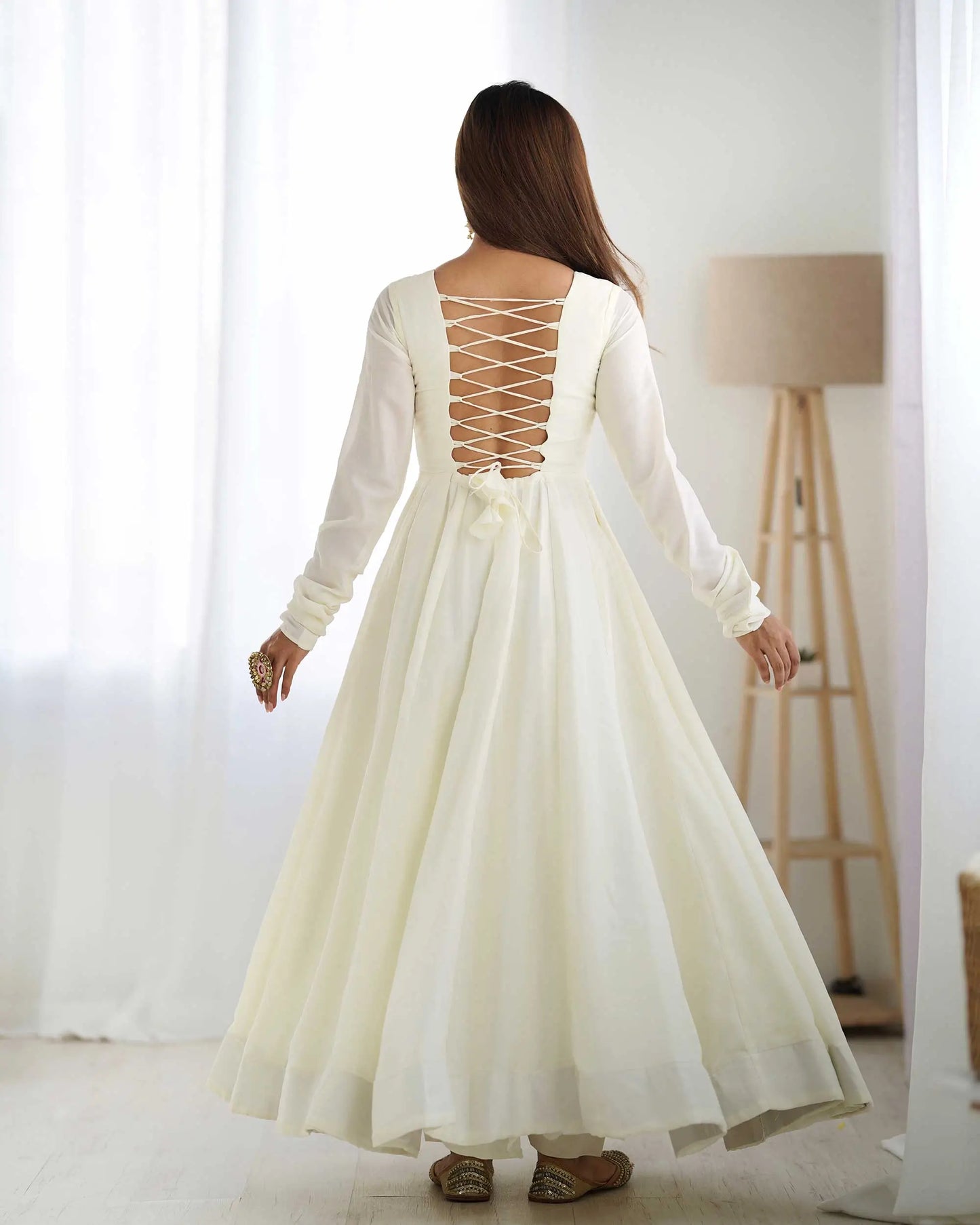 Robe longue noire et blanche en soie Vichitra avec dupatta à broderie chargée