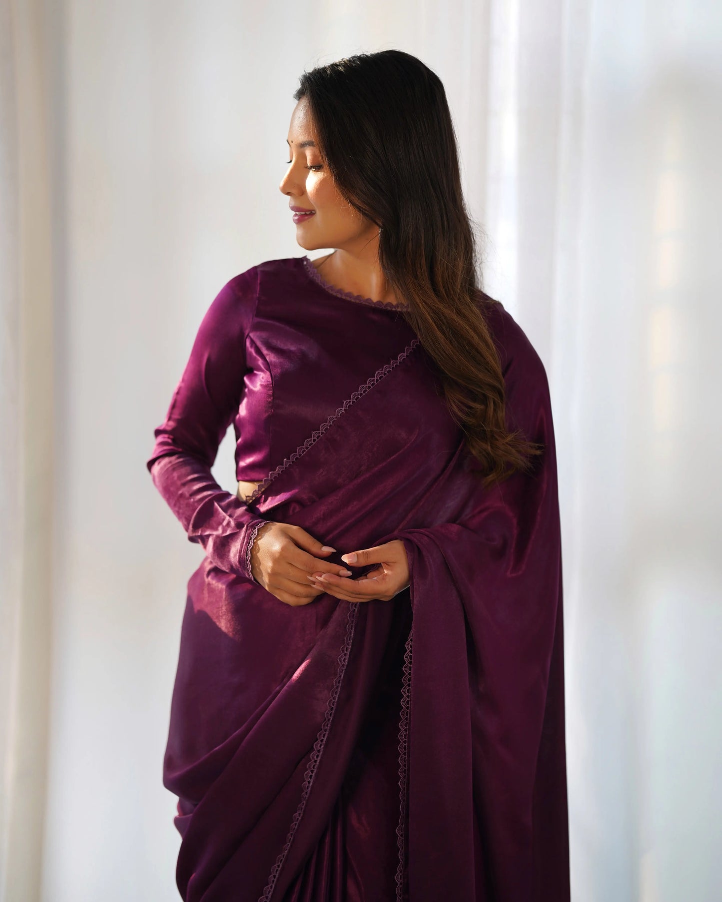 Fertiger Sari aus marmoriertem Samt in Traubenviolett (fertig zum Tragen)