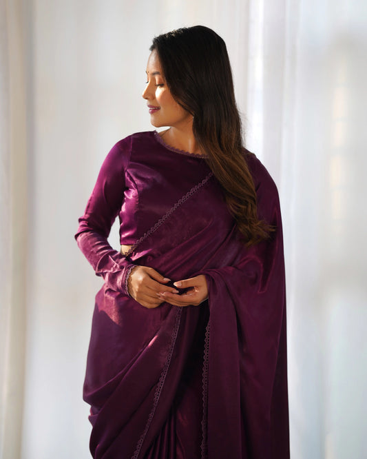 Fertiger Sari aus marmoriertem Samt in Traubenviolett (fertig zum Tragen)