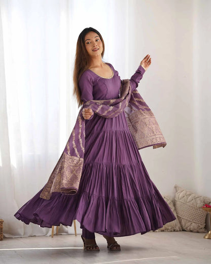 Robe mauve en soie avec dupatta Banarasi en jacquard