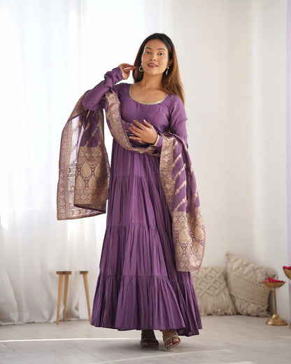 Robe mauve en soie avec dupatta Banarasi en jacquard