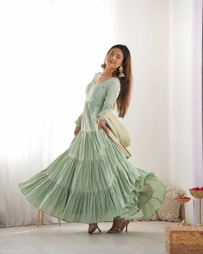 Pistazienfarbenes Seidenkleid mit Banarasi-Jacquard-Dupatta