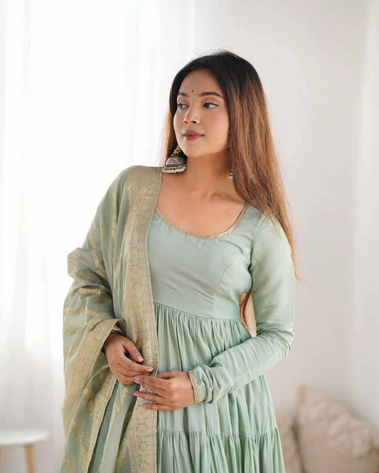Pistazienfarbenes Seidenkleid mit Banarasi-Jacquard-Dupatta