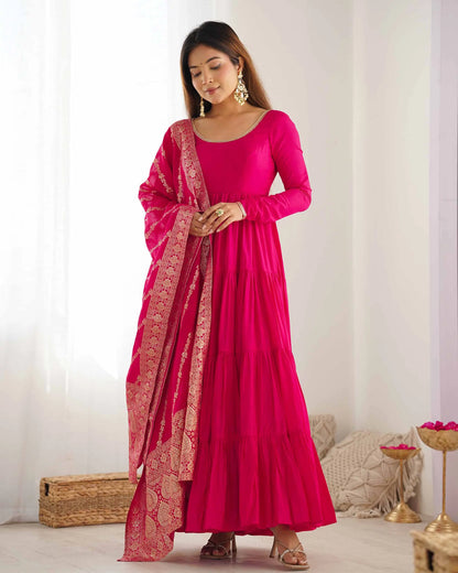 Robe longue en soie rose fuchsia avec dupatta Banarasi en jacquard