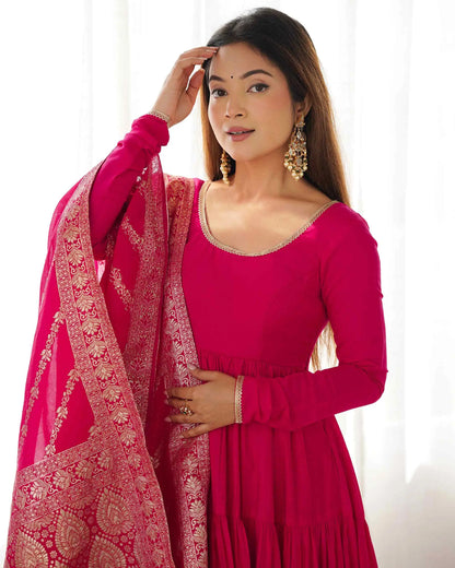 Robe longue en soie rose fuchsia avec dupatta Banarasi en jacquard