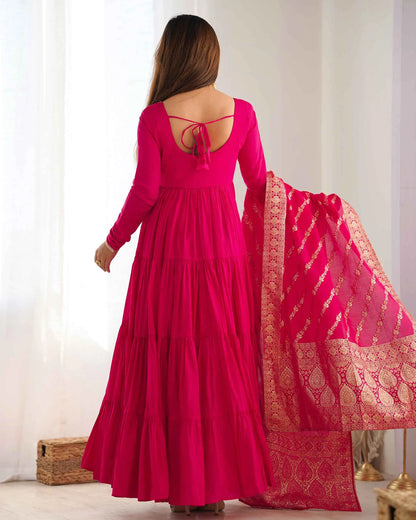 Robe longue en soie rose fuchsia avec dupatta Banarasi en jacquard