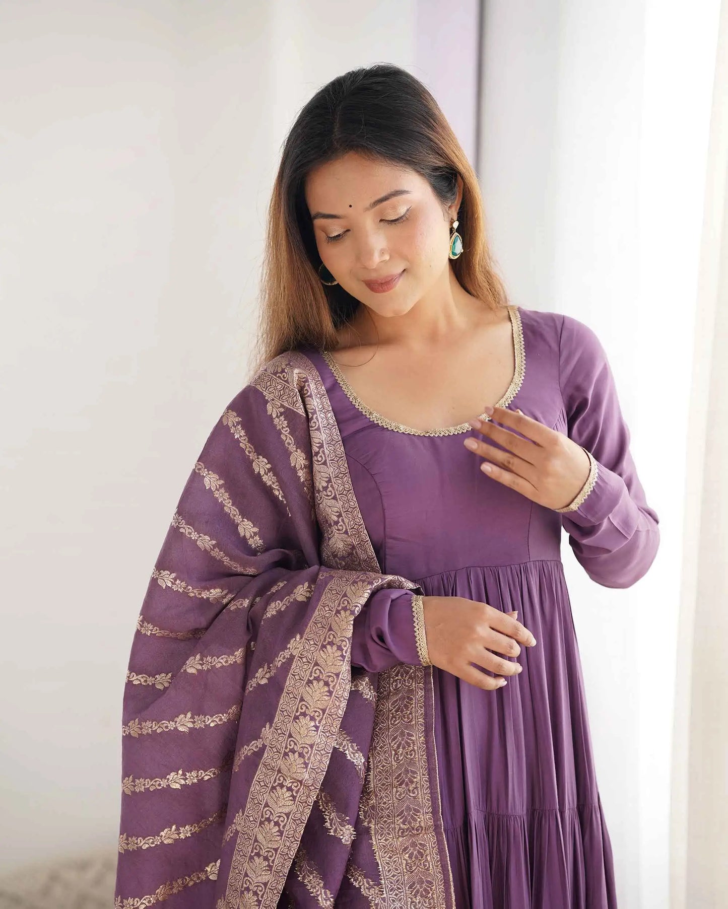 Robe mauve en soie avec dupatta Banarasi en jacquard