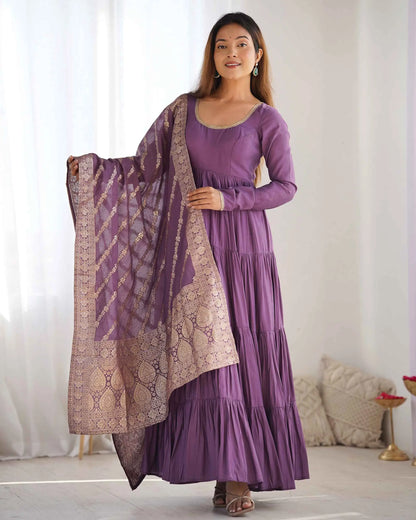 Robe mauve en soie avec dupatta Banarasi en jacquard