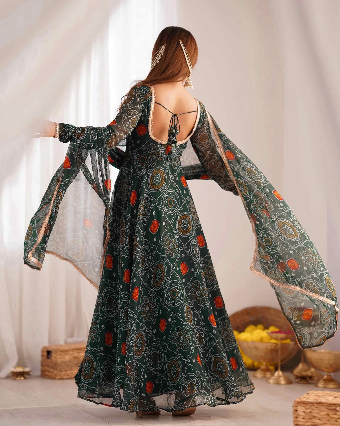 Robe en chiffon léger vert foncé avec imprimé Bandhej et dupatta assortie