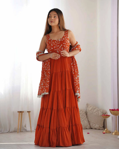 Robe Empire flair orange brique en georgette avec dupatta à broderies chargées