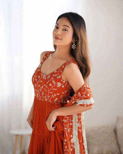 Robe Empire flair orange brique en georgette avec dupatta à broderies chargées