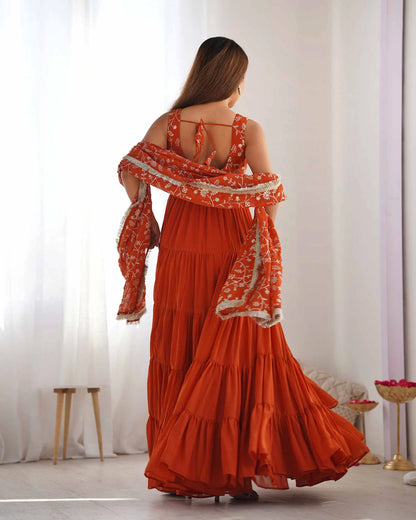 Robe Empire flair orange brique en georgette avec dupatta à broderies chargées