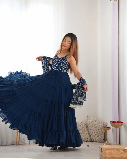 Robe Empire flair bleu sarcelle en georgette avec dupatta à broderies chargées