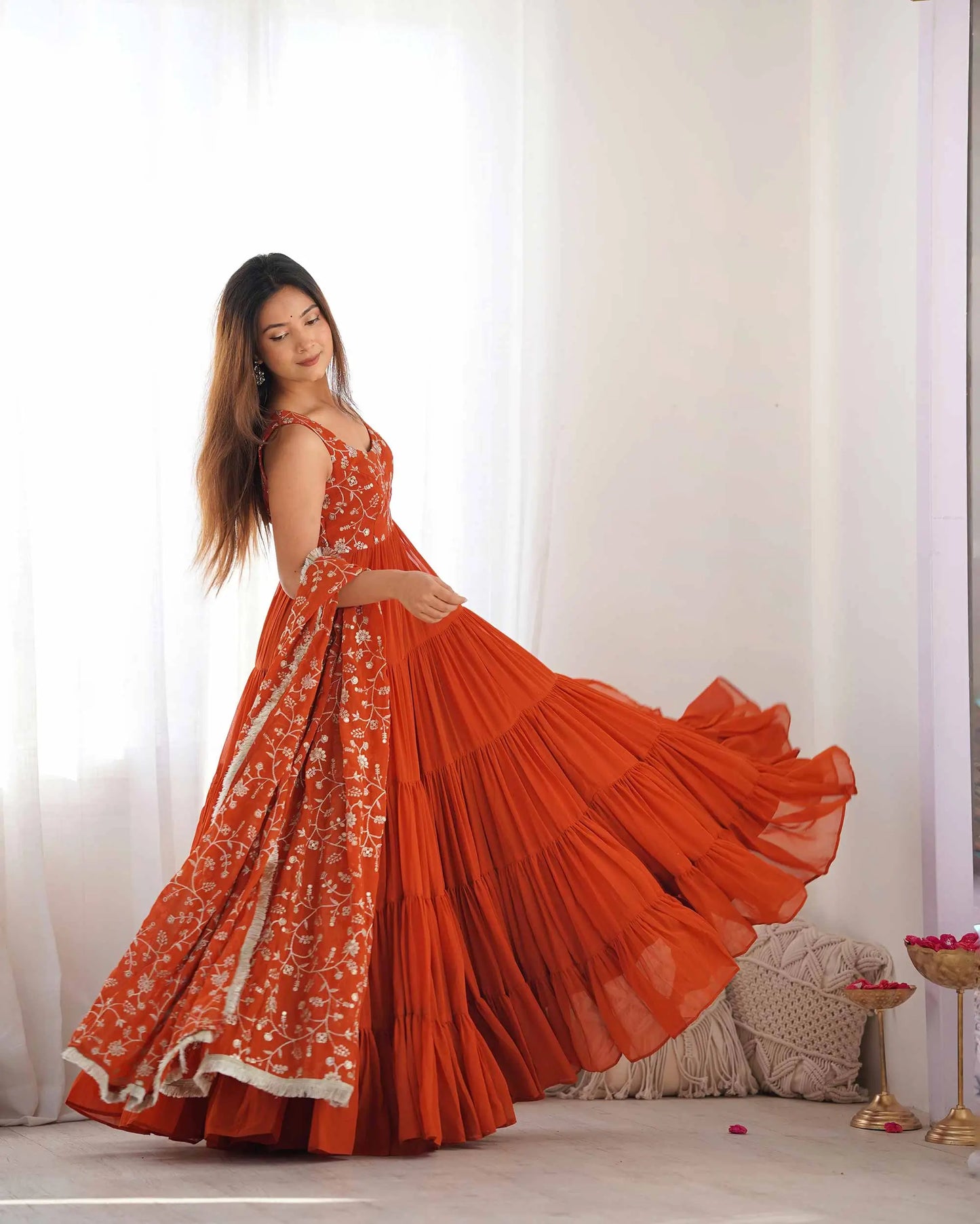 Robe Empire flair orange brique en georgette avec dupatta à broderies chargées