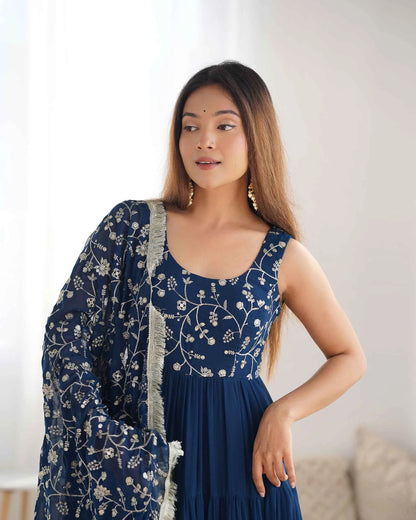 Robe Empire flair bleu sarcelle en georgette avec dupatta à broderies chargées