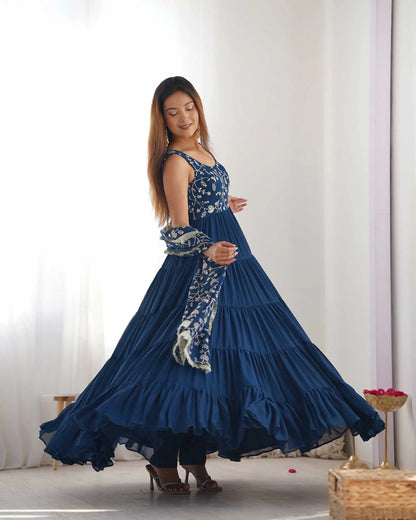 Robe Empire flair bleu sarcelle en georgette avec dupatta à broderies chargées
