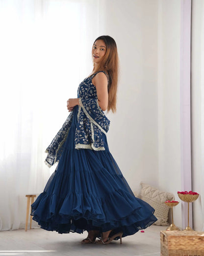 Robe Empire flair bleu sarcelle en georgette avec dupatta à broderies chargées