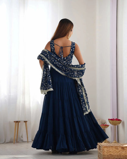 Robe Empire flair bleu sarcelle en georgette avec dupatta à broderies chargées