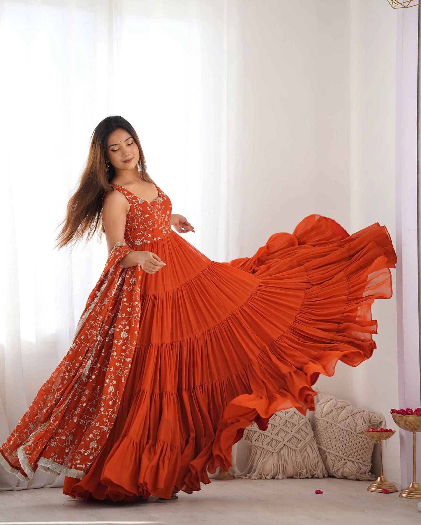 Robe Empire flair orange brique en georgette avec dupatta à broderies chargées