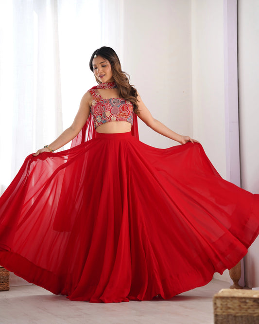 Lehenga rouge en georgette avec broderies et dupatta ceinturée au cou
