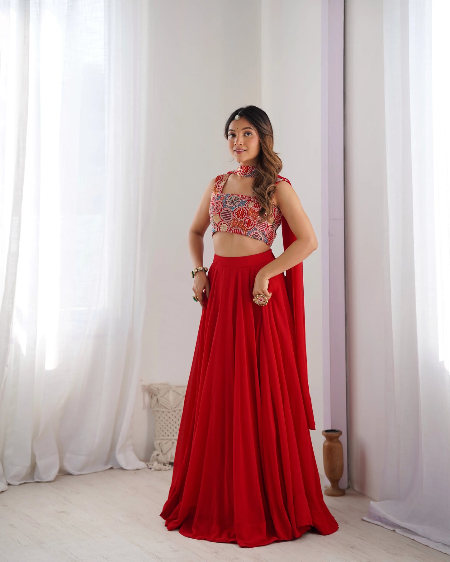 Lehenga rouge en georgette avec broderies et dupatta ceinturée au cou