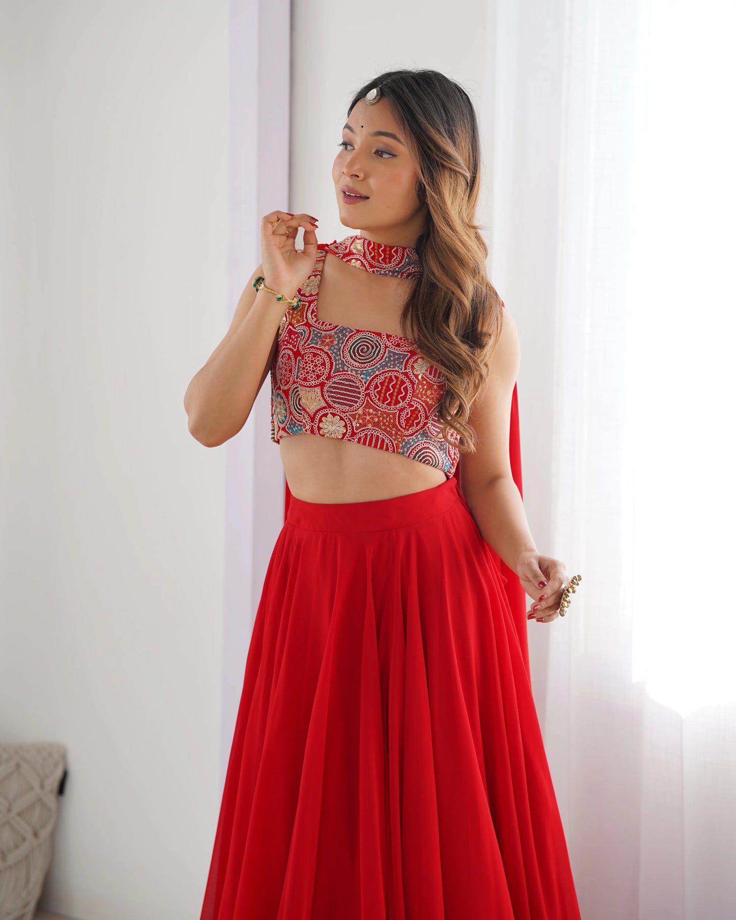 Lehenga rouge en georgette avec broderies et dupatta ceinturée au cou