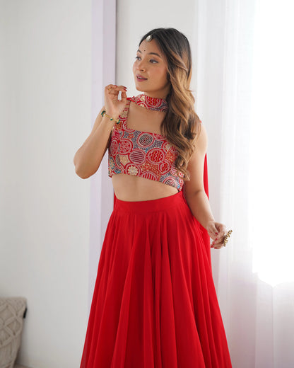 Lehenga rouge en georgette avec broderies et dupatta ceinturée au cou