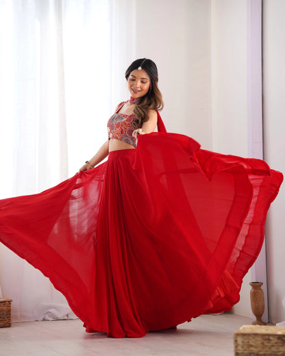 Lehenga rouge en georgette avec broderies et dupatta ceinturée au cou