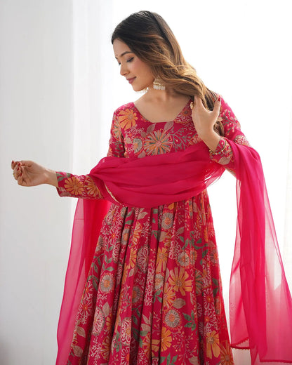 Ensemble kurta style Kediya imprimé floral en chanderi rose fuchsia avec dupatta
