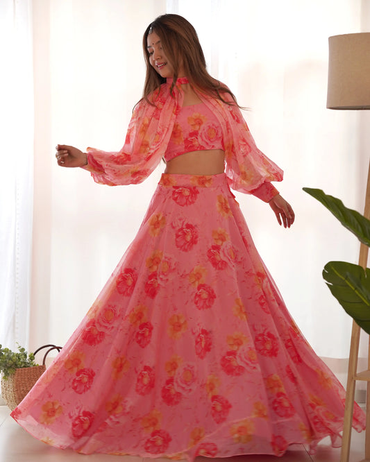 Rosafarbenes, indo-westliches Lehenga-Set mit Blumenmuster und abnehmbaren Ärmeln