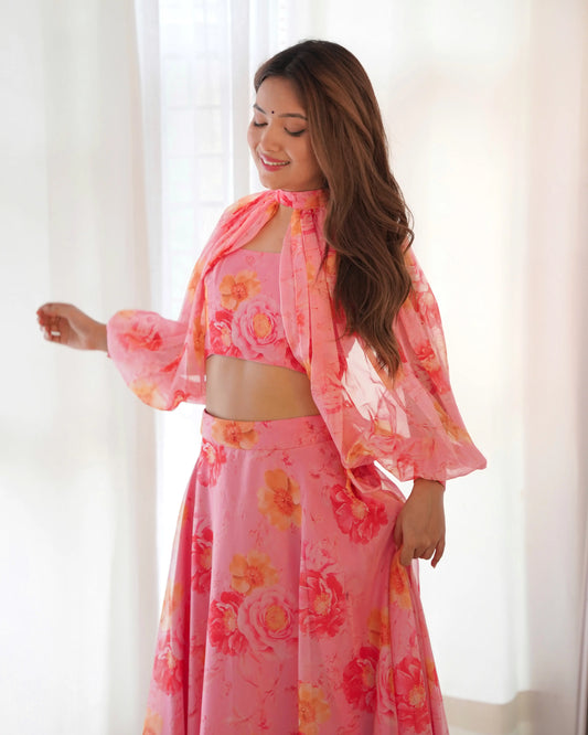 Rosafarbenes, indo-westliches Lehenga-Set mit Blumenmuster und abnehmbaren Ärmeln