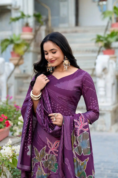 Tenue salwar en violet vif avec imprimé floral et travail de perles à la main