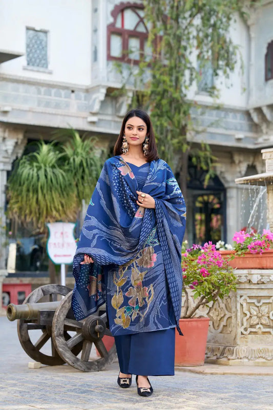 Bezaubernder blauer Salwar-Anzug mit Blumendruck und handgearbeiteten Perlen