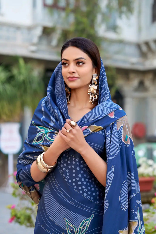 Bezaubernder blauer Salwar-Anzug mit Blumendruck und handgearbeiteten Perlen