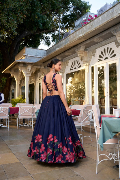 Lehenga Choli en soie Tussar bleu marine avec imprimé floral COLLECTION NAV