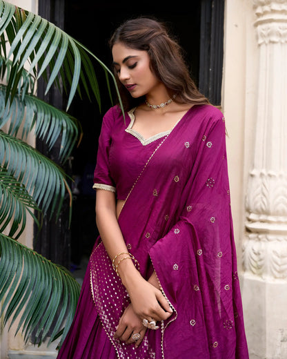 Lehenga choli violet raisin en soie Chanderi avec broderies tissées en zari