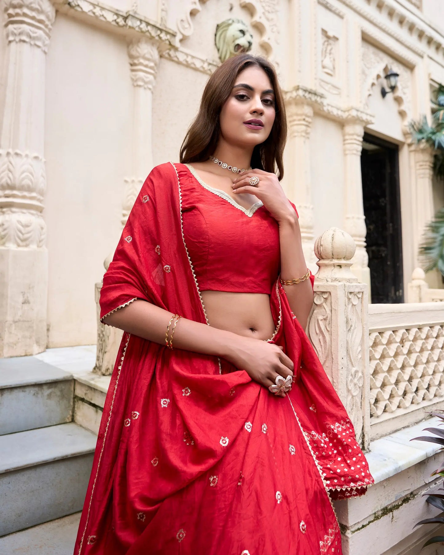 Lehenga choli rouge en soie Chanderi avec broderies en zari