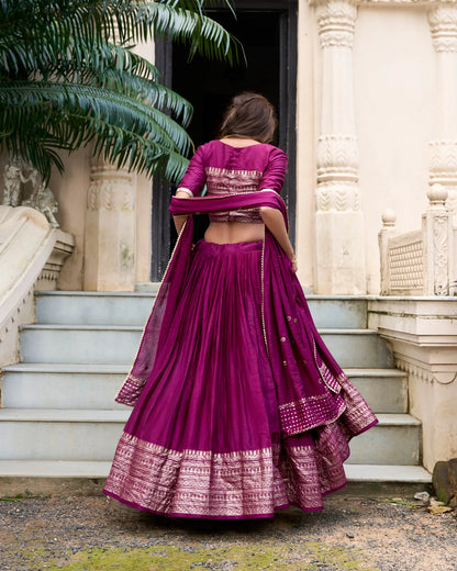Lehenga choli violet raisin en soie Chanderi avec broderies tissées en zari