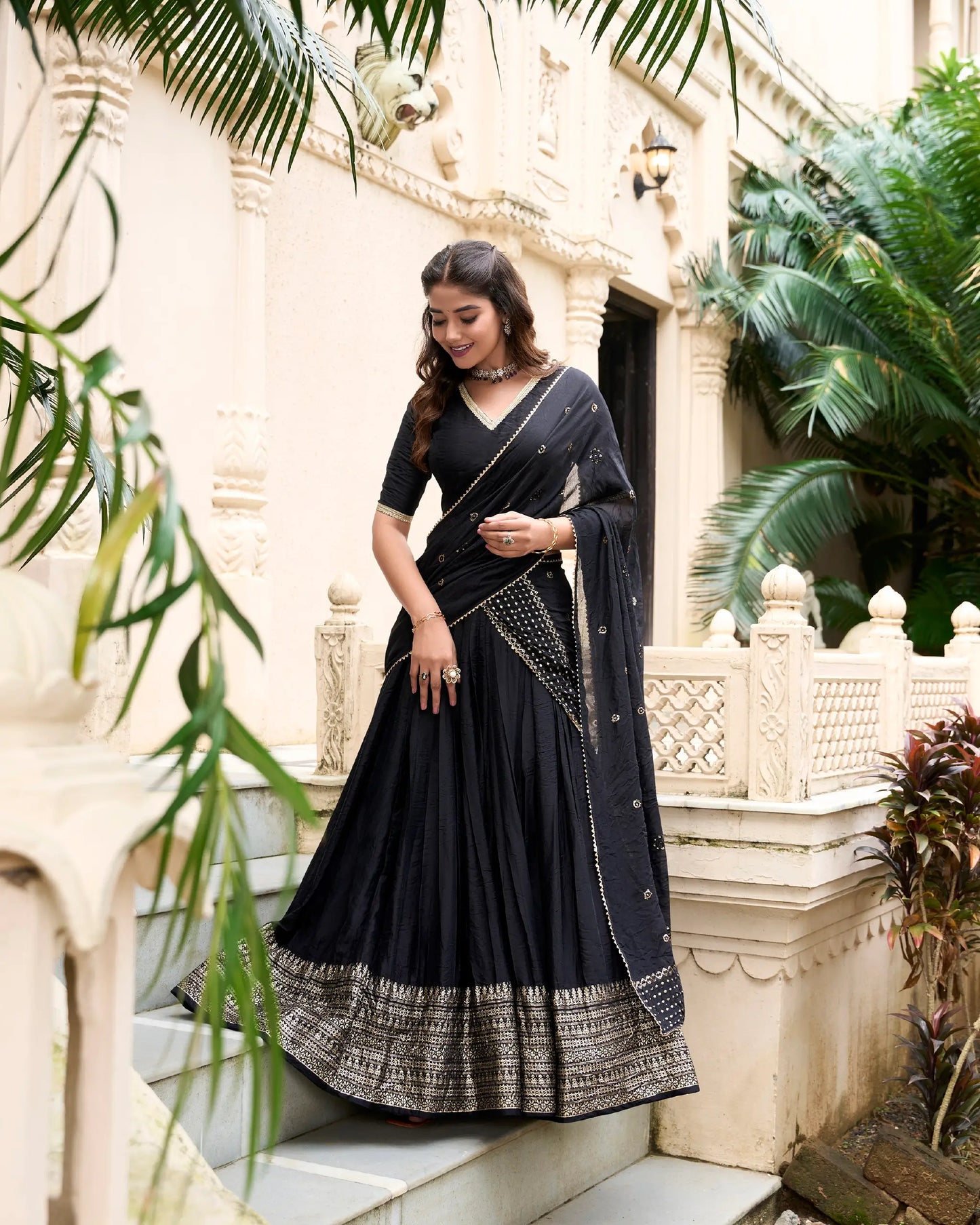 Lehenga choli noir en soie Chanderi avec broderies tissées en zari