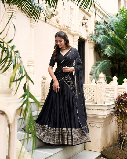 Lehenga choli noir en soie Chanderi avec broderies tissées en zari