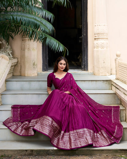 Lehenga choli violet raisin en soie Chanderi avec broderies tissées en zari