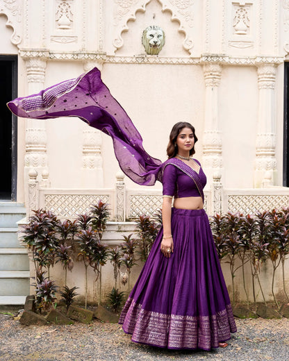 Lehenga choli violet foncé en soie Chanderi avec broderies tissées en zari