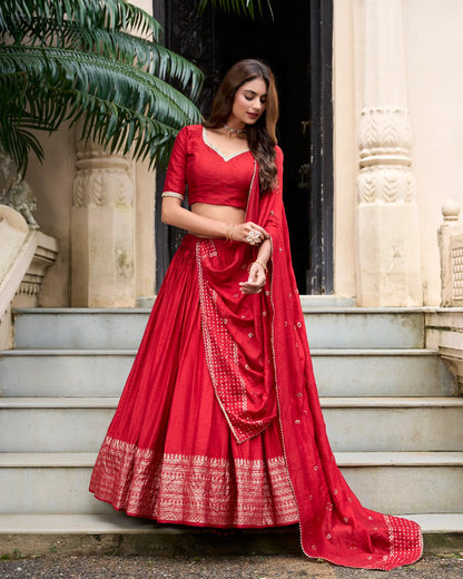 Lehenga choli rouge en soie Chanderi avec broderies en zari