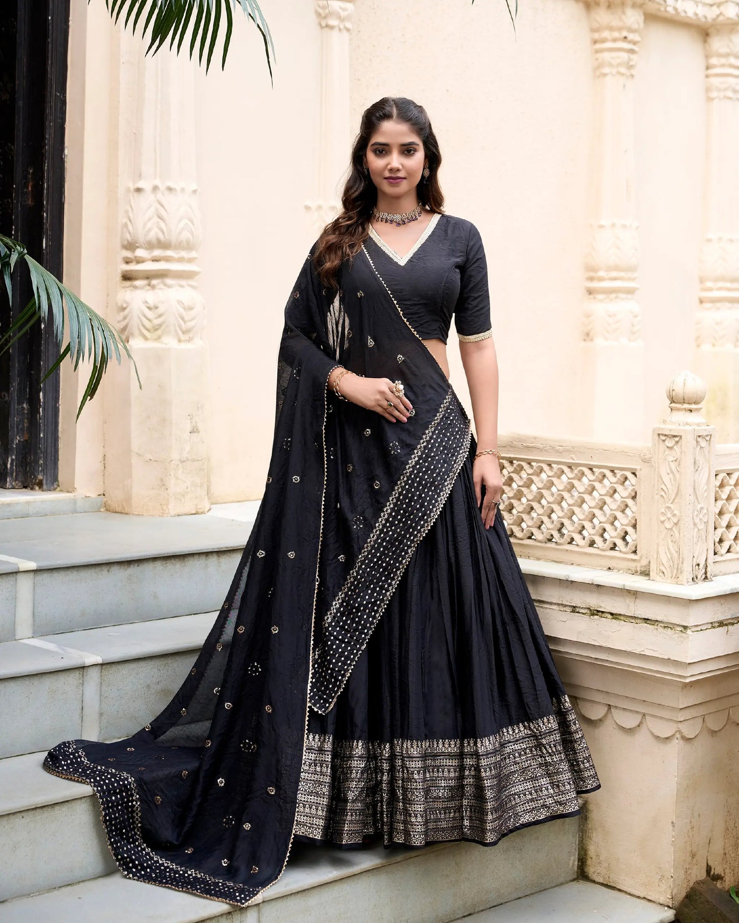 Lehenga choli noir en soie Chanderi avec broderies tissées en zari