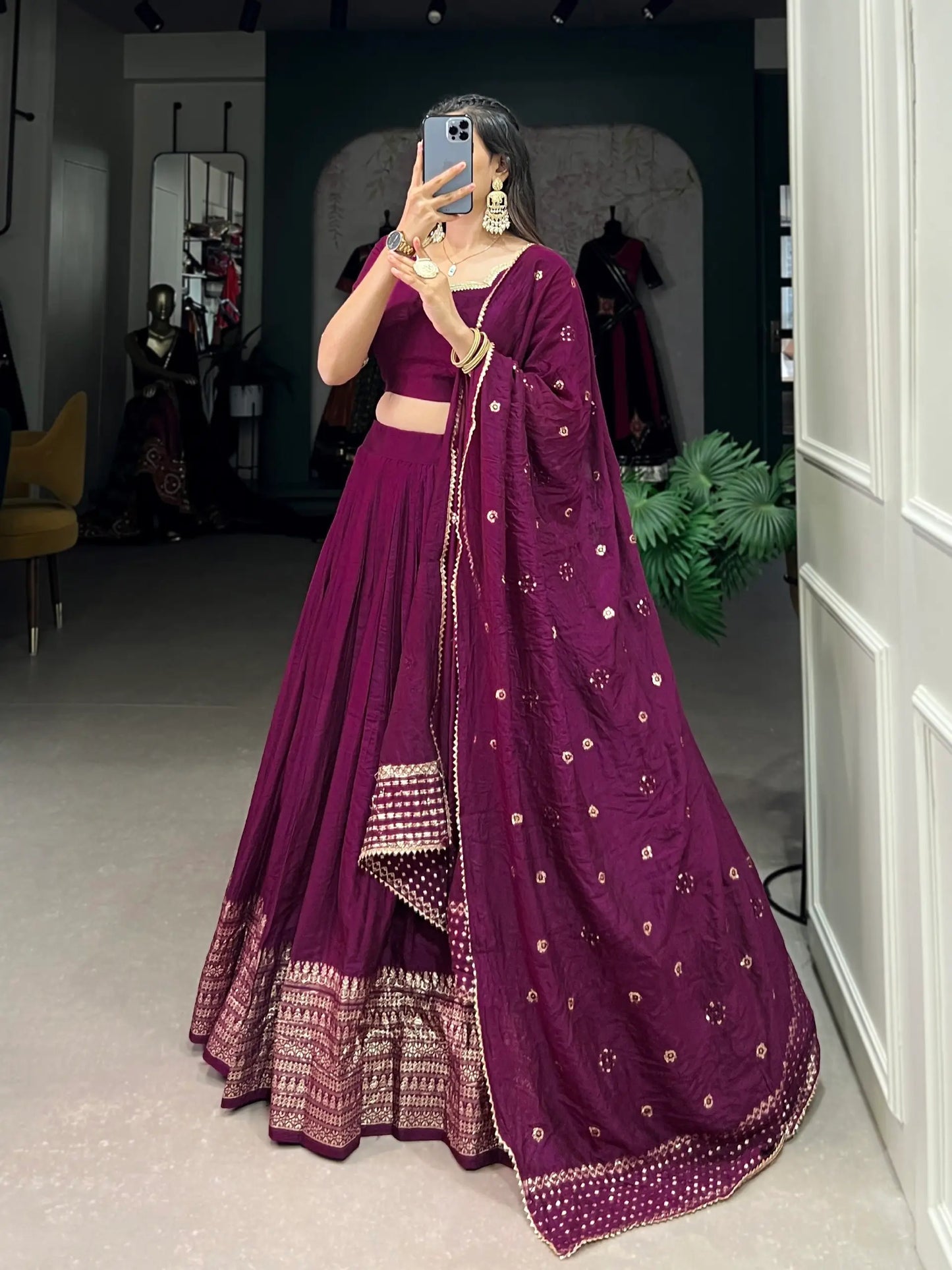 Lehenga choli violet raisin en soie Chanderi avec broderies tissées en zari